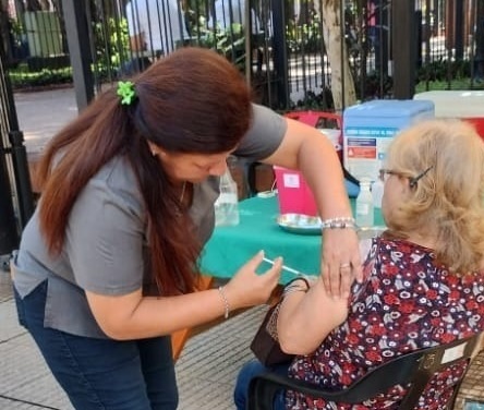 Puesto fijo de vacunación en la Plaza 9 de Julio